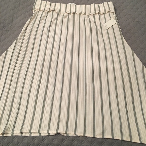 Beautiful striped flowing skirt - Picture 2 of 13